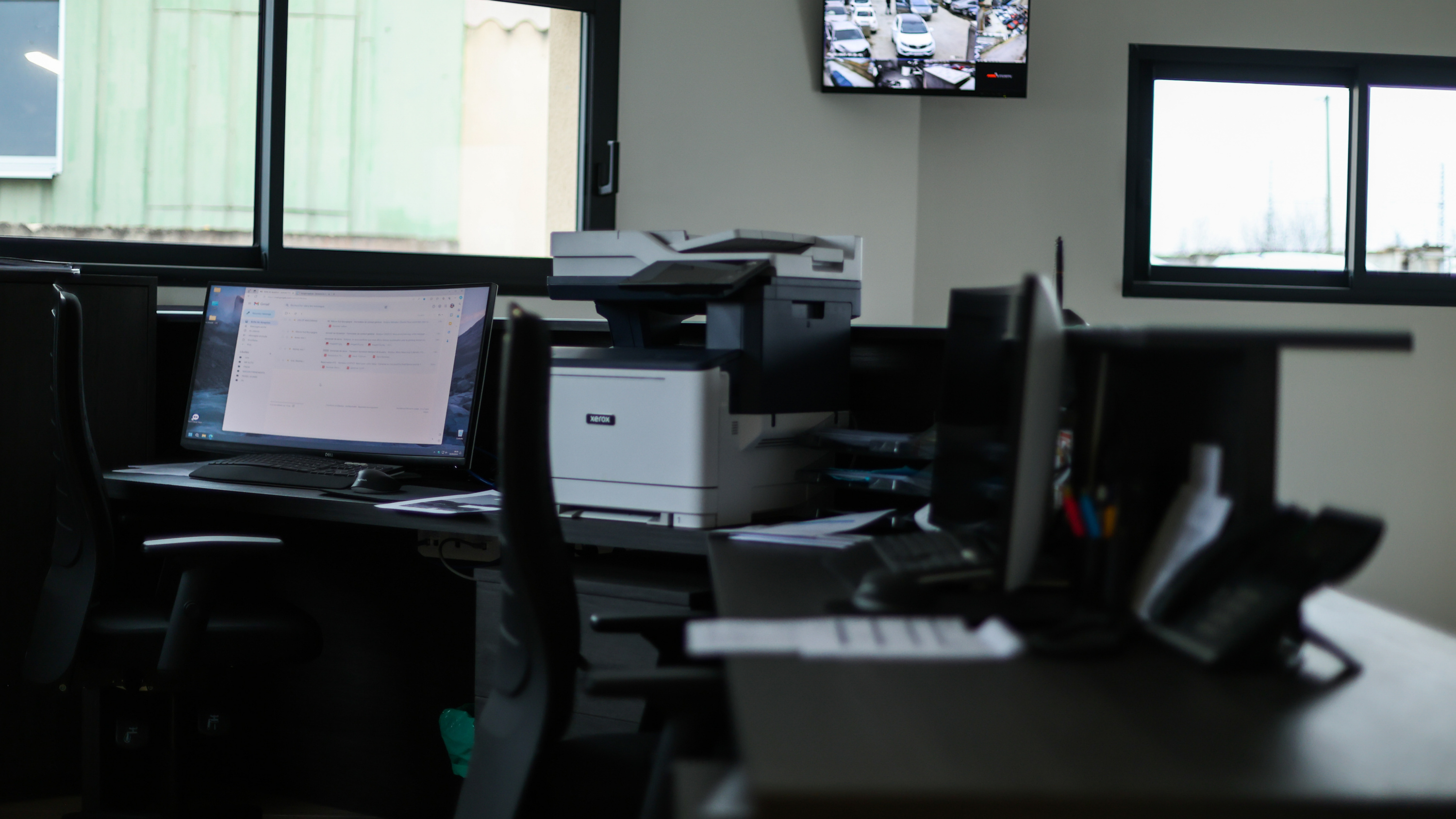 Bureau de la fourrière avec écrans de surveillance