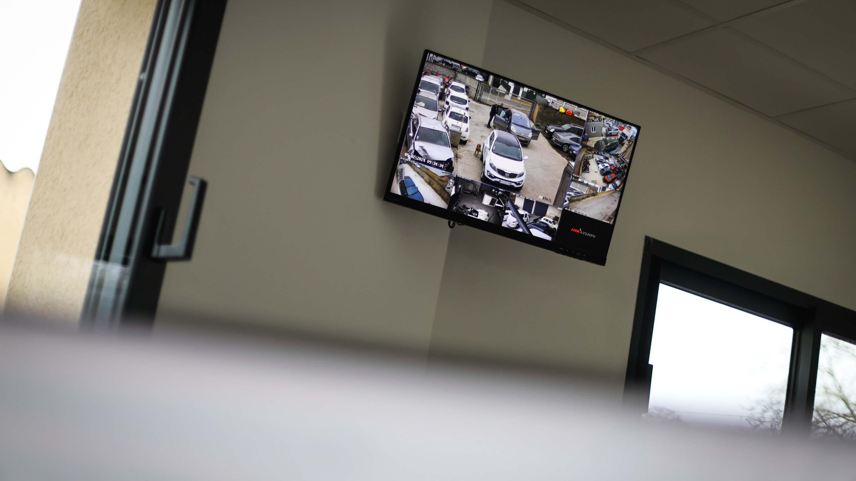 Écran de surveillance du parking de la fourrière