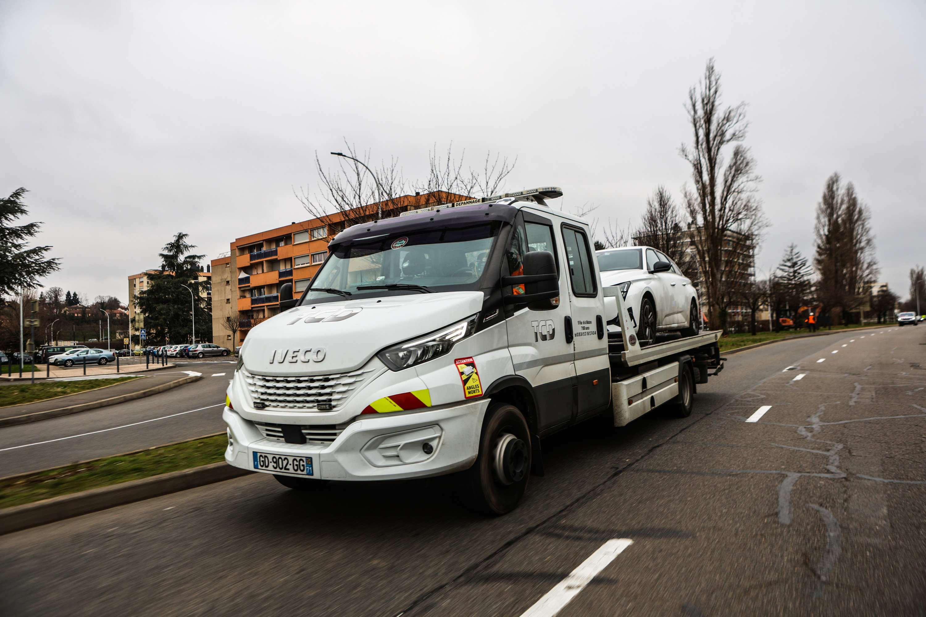 Plateau TCD transportant un véhicule